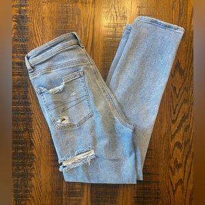 American Eagle Distressed Mom Jean (6 Regular)